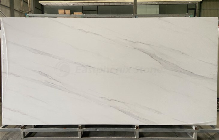 Interjera saķepināta akmens lielās plātnes sienai